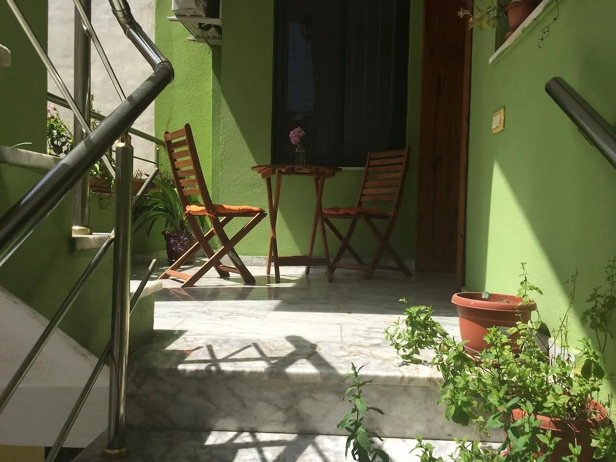 Bed and Breakfast Friends House Тирана